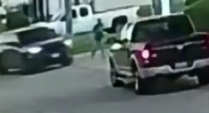 Captura del video de seguridad del migrante arrollado por ICE en Houston, Miguel Parra, durante la persecución en Texas