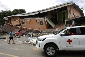 Edificio derrumbado por el sismo en Panamá, con una camioneta de la Cruz Roja Panameña frente a los escombros