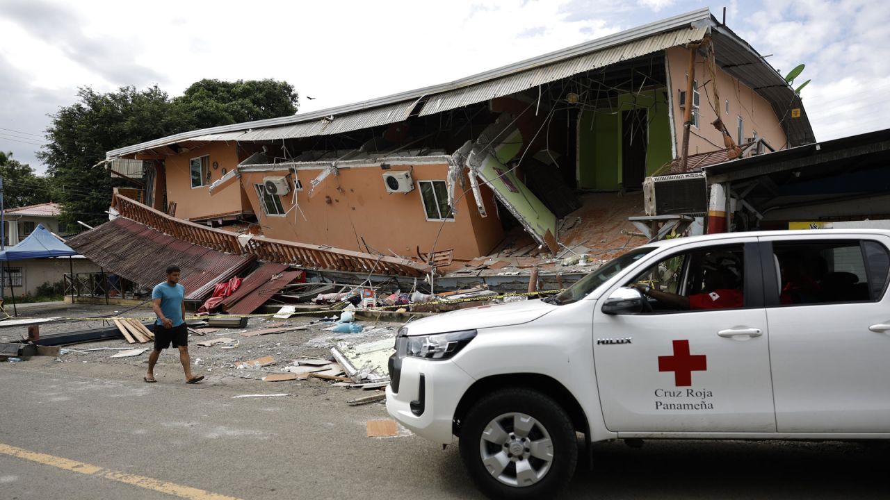 Edificio derrumbado por el sismo en Panamá, con una camioneta de la Cruz Roja Panameña frente a los escombros