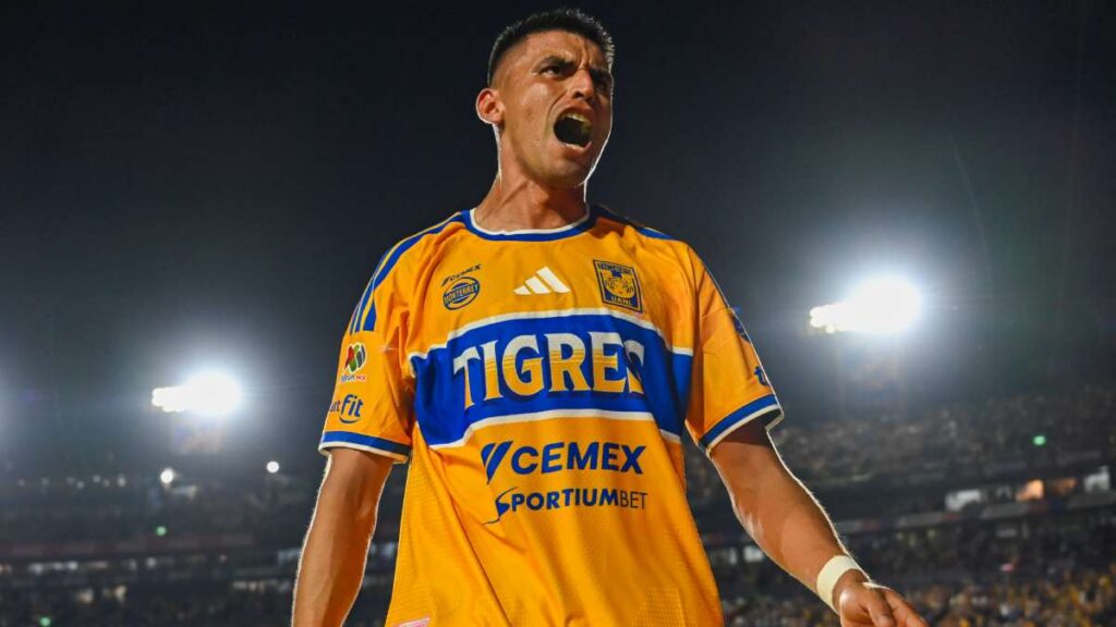 Tigres vence 3-2 a Toluca con doblete de Juan Brunetta y le arrebata el liderato Tigres vs Toluca - Guillermo Martínez celebra gol en el Estadio Universitario