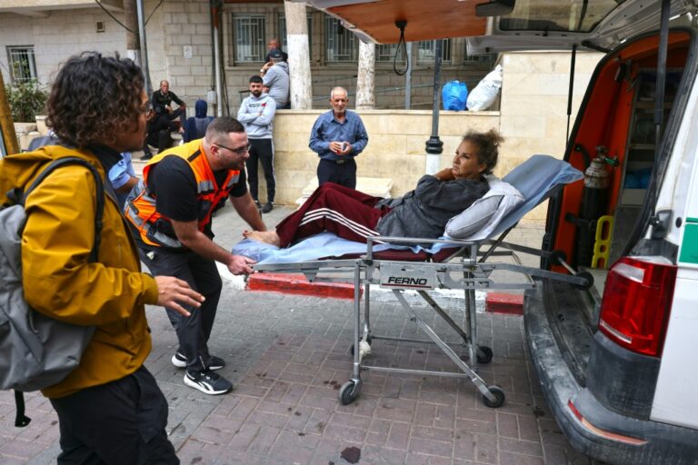 Ataque de colonos en Cisjordania: la fotoperiodista Heidi Levine, en camilla, es subida a una ambulancia al salir del hospital de Ramala