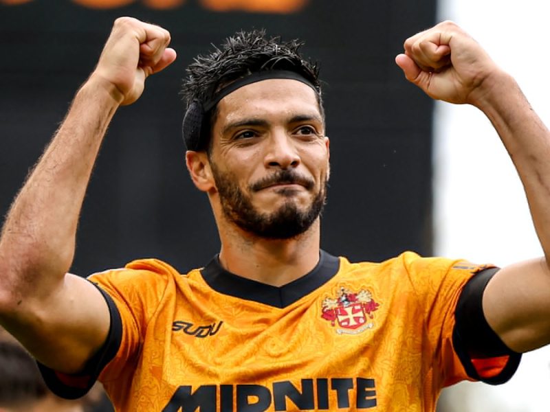 Raúl Jiménez será operado de la rodilla y no volverá hasta 2027 Raúl Jiménez será operado de la rodilla: primer plano del delantero mexicano de los Wolves