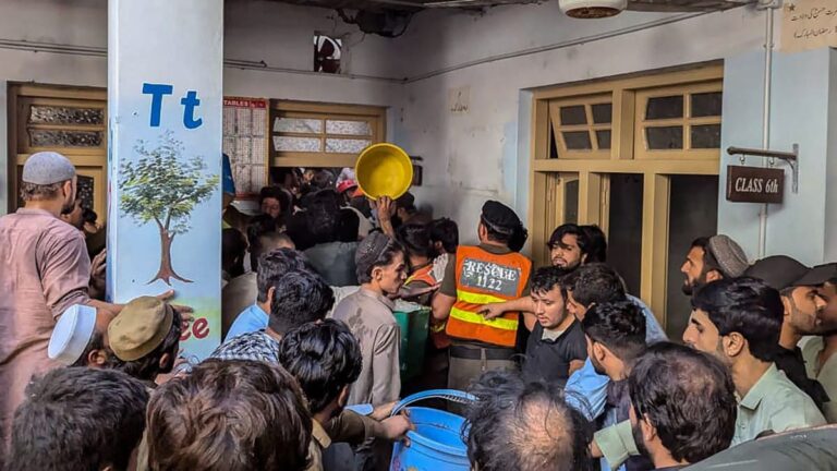 Derrumbe de una escuela en Pakistán: rescatistas trabajan entre los escombros del centro Al-Khair de Peshawar.