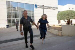 Asesinato de tres surfistas en México: Debra y Martin Robinson, padres de Callum y Jake, salen tomados de la mano del tribunal de Ensenada