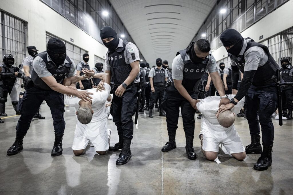 Presuntos integrantes del Tren de Aragua deportados desde Estados Unidos, custodiados por agentes dentro del Cecot en El Salvador
