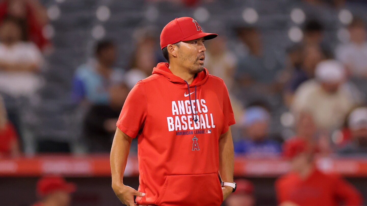 Los Angeles Angels despiden a Kurt Suzuki: el mánager durante un partido en Anaheim en la temporada 2026
