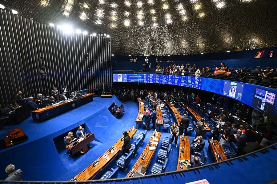 Brasil aprueba la semana laboral de 40 horas y pone fin a la escala 6x1 Pleno del Senado de Brasil durante la votación que aprobó la semana laboral de 40 horas