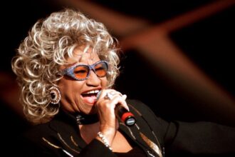 Celia Cruz cantando en un escenario; recibió el Premio Legado en la gala de los compositores latinos en Miami