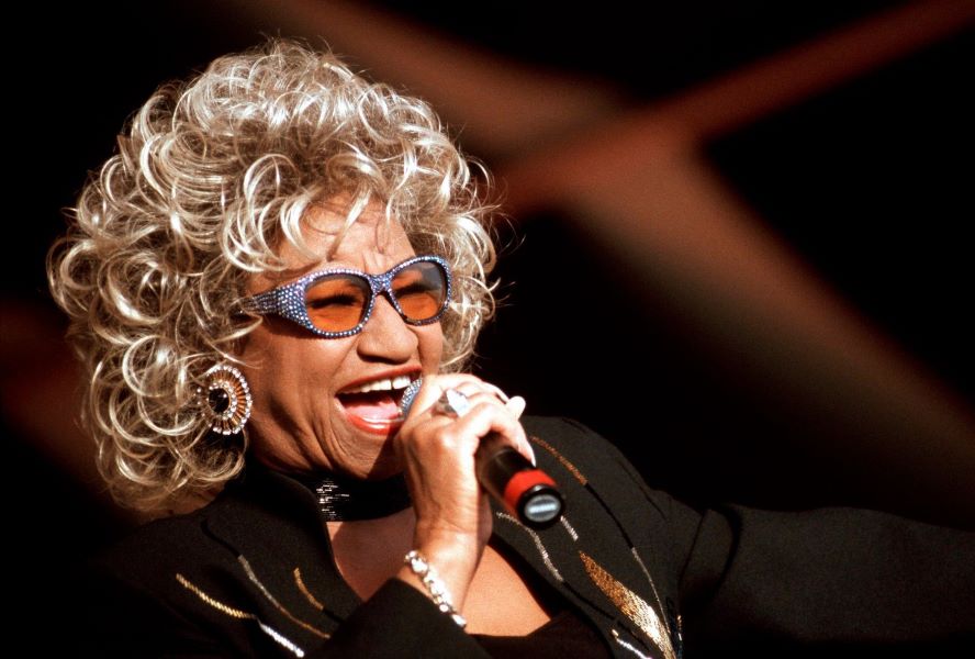 Celia Cruz cantando en un escenario; recibió el Premio Legado en la gala de los compositores latinos en Miami