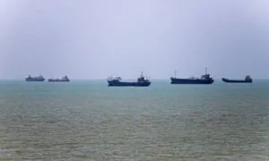 Buques petroleros de la flota fantasma fondeados en el mar