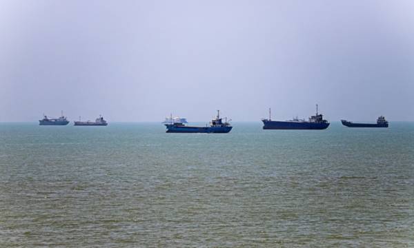 Buques petroleros de la flota fantasma fondeados en el mar
