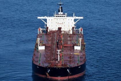 Petrolero navegando en el mar Negro, la ruta marítima golpeada por los ataques con drones