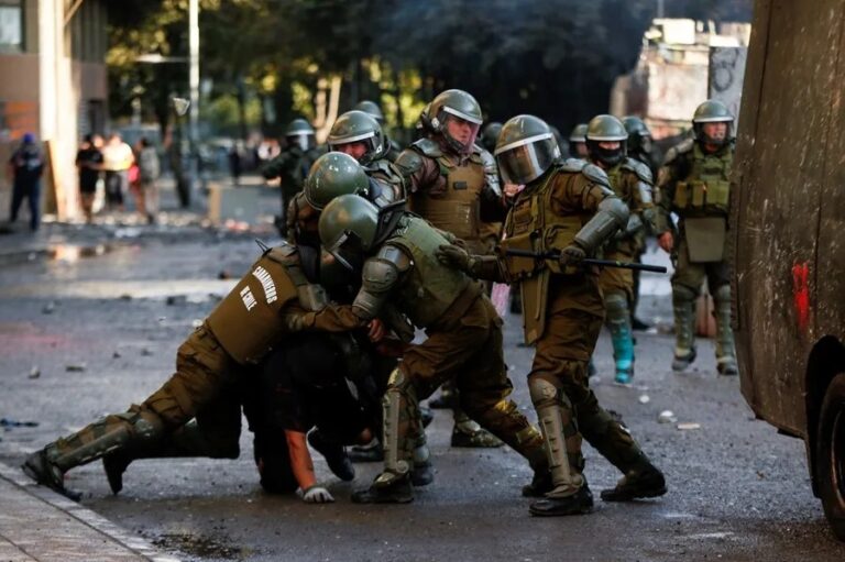 Carabineros aplican la fuerza policial en Chile durante la detención de un manifestante en una protesta