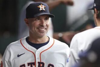 Astros despiden a Espada: Joe Espada con el uniforme de Houston en el dugout