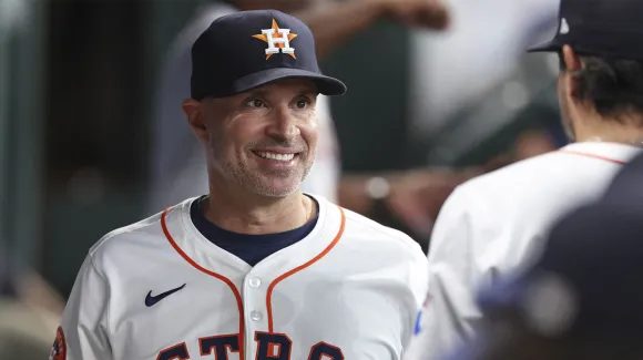 Astros despiden a Espada: Joe Espada con el uniforme de Houston en el dugout
