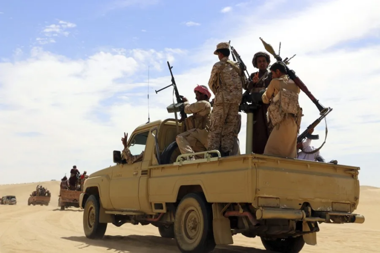 Ataque hutí: combatientes armados sobre una camioneta artillada en el desierto de Yemen