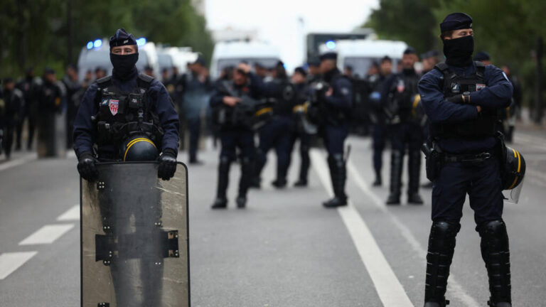 Francia desplegará 70.000 efectivos: agentes antidisturbios de la CRS desplegados en una calle durante las protestas en Francia