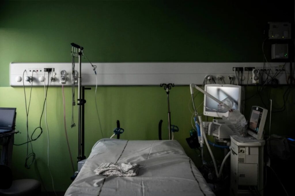 Sala de cuidados intensivos de un hospital, como la de Lyon donde estuvo ingresado el paciente con el primer caso humano del virus Shamonda
