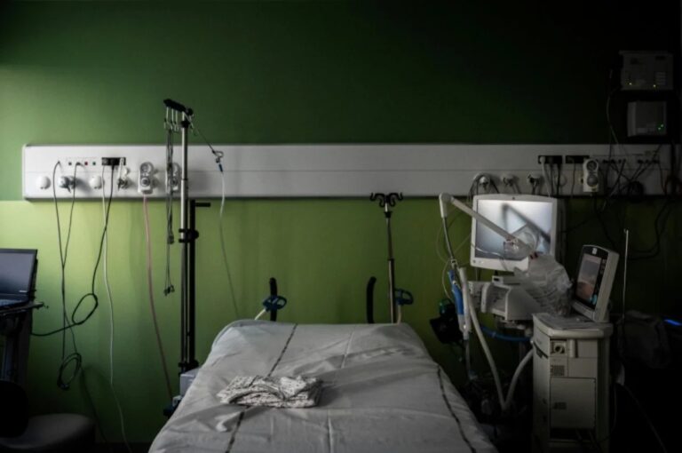 Sala de cuidados intensivos de un hospital, como la de Lyon donde estuvo ingresado el paciente con el primer caso humano del virus Shamonda