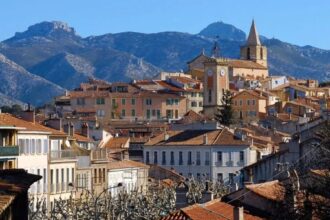 Vista de Aubagne, en el sur de Francia, donde un alumno de 14 años disparó en su colegio con una escopeta - alumno 14 años escopeta colegio Francia