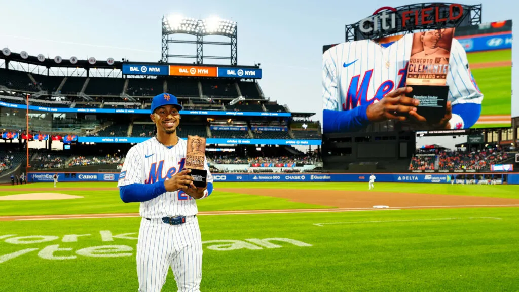 Francisco Lindor Premio Roberto Clemente 2026: el campocorto de los Mets de Nueva York sostiene el trofeo en el Citi Field
