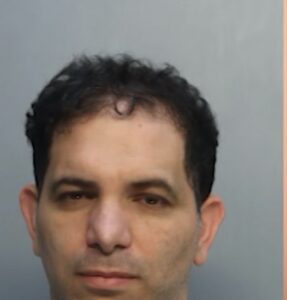 Foto de registro policial de uno de los arrestados por el presunto fraude con las licencias de seguros en Florida