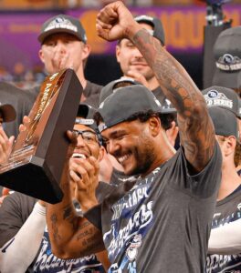 Freddy Peralta MVP de la Serie de Campeonato: el dominicano de Tampa Bay celebra con el trofeo y el puño en alto