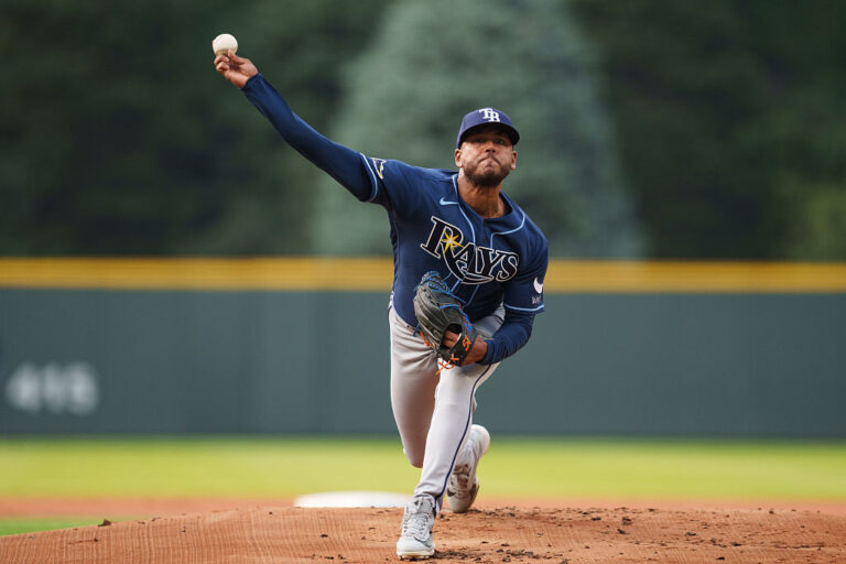 Freddy Peralta lanza por los Tampa Bay Rays en el Juego 6 de la Serie de Campeonato