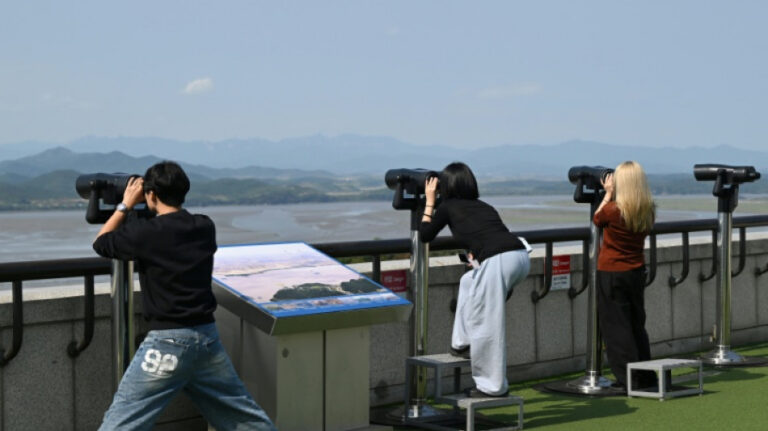 Frontera sur de Corea del Norte: visitantes con binoculares en el observatorio de Paju mirando hacia la Zona Desmilitarizada