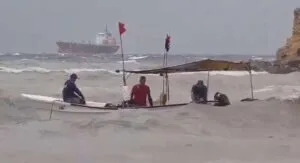 Pescadores de Carirubana resguardan una embarcación ante el fuerte oleaje en Paraguaná