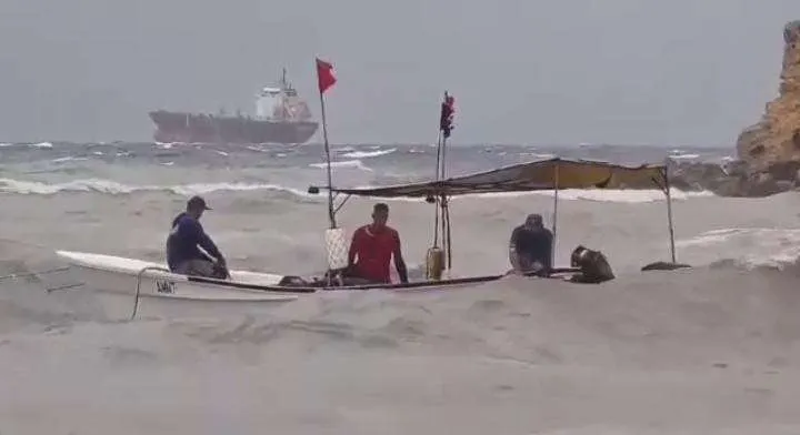 Pescadores de Carirubana resguardan una embarcación ante el fuerte oleaje en Paraguaná