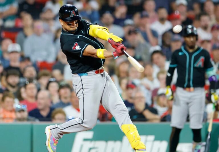 Gabriel Moreno gana el Premio Luis Aparicio: el receptor venezolano de Arizona hace un swing durante un juego de Grandes Ligas