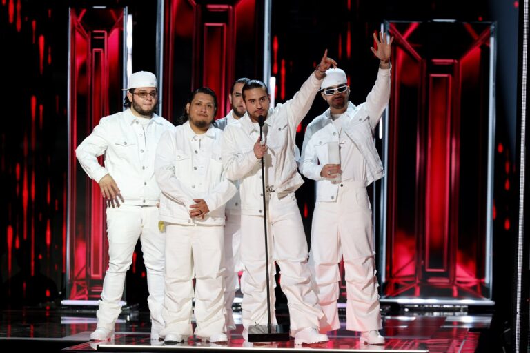 Ganadores de los Premios Billboard 2026: Fuerza Regida durante su actuación en la gala de Miami