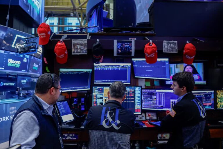 Ganancias en Wall Street: operadores observan las pantallas de cotización en el parqué de la Bolsa de Nueva York