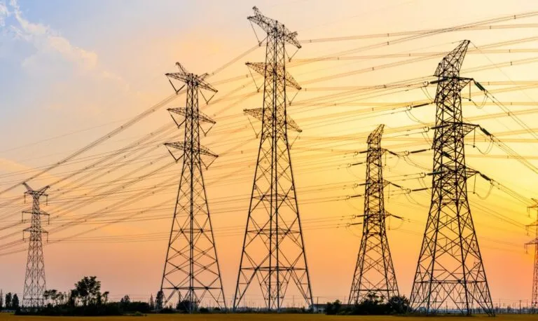 GE Vernova en Venezuela: torres de transmisión de la red eléctrica venezolana al atardecer