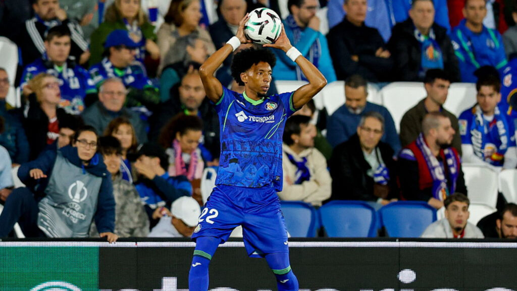 Getafe vs Lugano: Johan Mojica, con el dorsal 22 del Getafe, en un saque de banda de la Conference League
