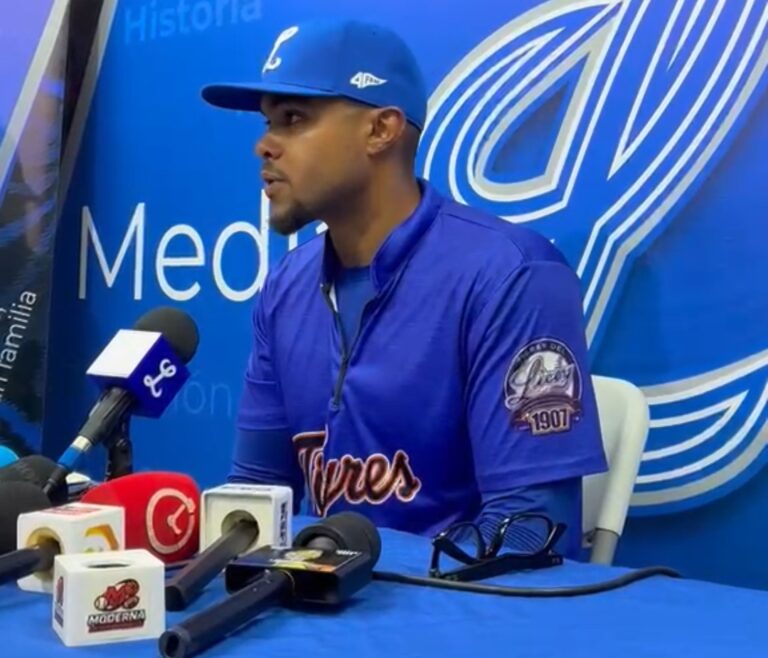 Gilbert Gómez, dirigente de los Tigres del Licey, en la rueda de prensa posterior a la derrota ante las Águilas Cibaeñas