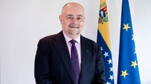 Gilles Bertrand, embajador de la Unión Europea en Venezuela, en su retrato oficial entre las banderas de Venezuela y la Unión Europea
