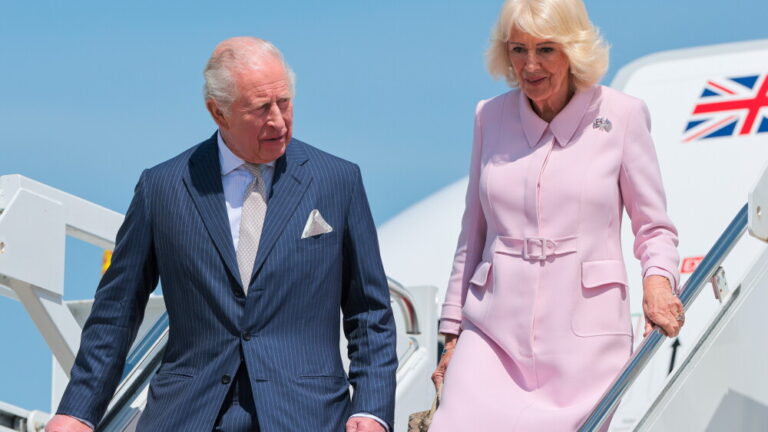 Gira de Carlos III por el Caribe: el rey y la reina Camila bajan de un avión oficial al inicio de una visita