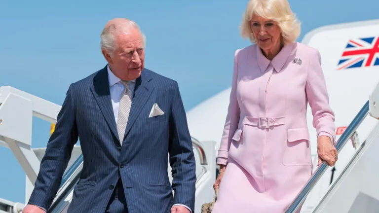 Gira de Carlos III por el Caribe: el rey y la reina Camila bajan de un avión oficial antes de una visita