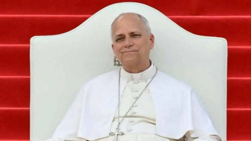 Gira del papa León XIV: el pontífice, con vestiduras blancas y su cruz pectoral, sentado durante una audiencia