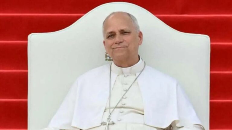 Gira del papa León XIV: el pontífice, con vestiduras blancas y su cruz pectoral, sentado durante una audiencia