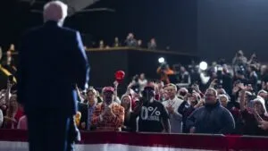 Gira final de Trump: el presidente, de espaldas, saluda a sus seguidores en un mitin de campaña en Iowa