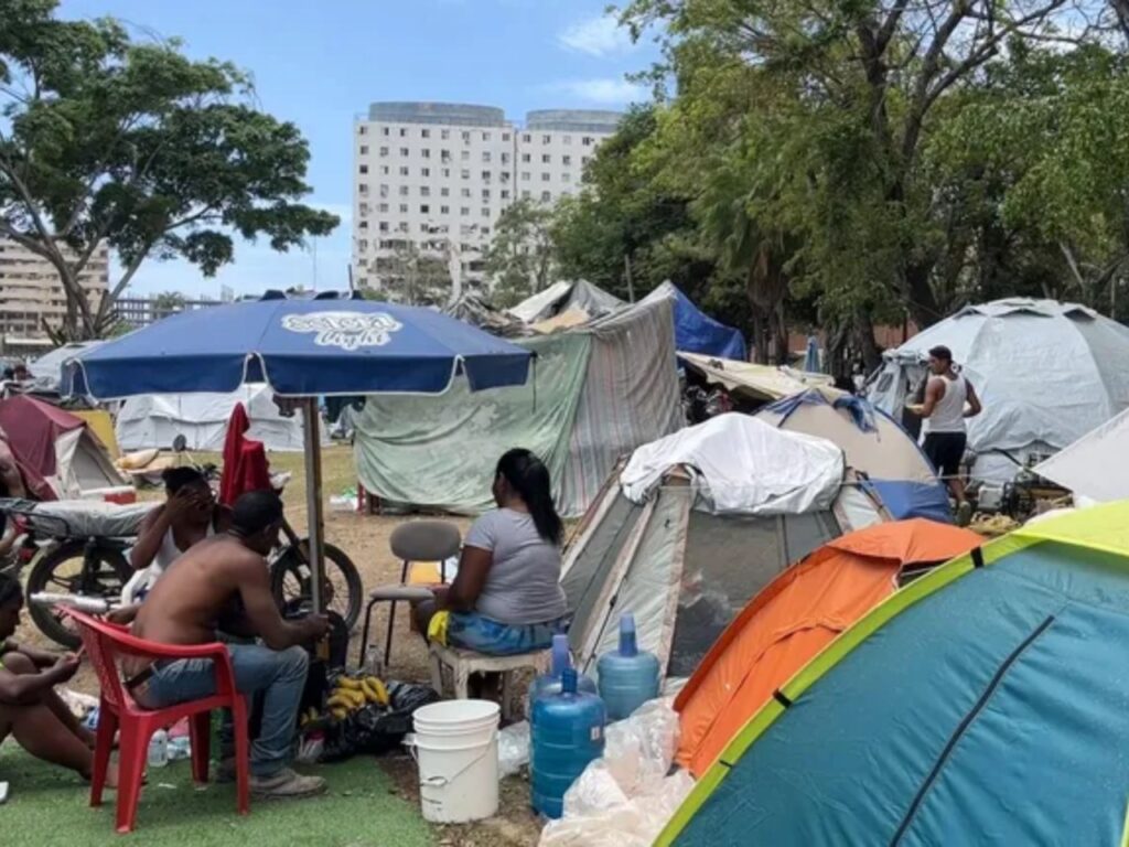 Familias refugiadas en carpas en el campamento de Caraballeda, en La Guaira