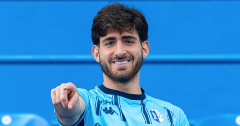 Gol de Lacava: Matías Lacava celebra con la camiseta celeste del FC Vizela en Portugal