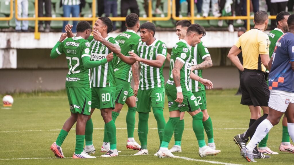 Jugadores de Atlético Nacional celebrando la goleada de Atlético Nacional ante Boyacá Chicó en Tunja por la Liga BetPlay