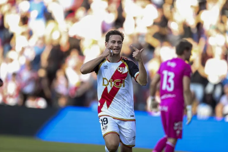 goleada del Rayo Vallecano: Jorge de Frutos celebra uno de sus dos goles al Celta en Vallecas