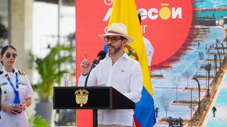 El presidente Abelardo de La Espriella durante la inauguración del Gran Malecón del Mar de Cartagena, frente a la bandera de Colombia