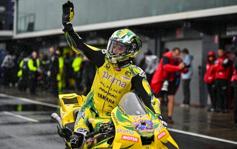 Jack Miller saluda a la afición bajo la lluvia en Phillip Island, en la jornada del Gran Premio de Australia de MotoGP cancelado