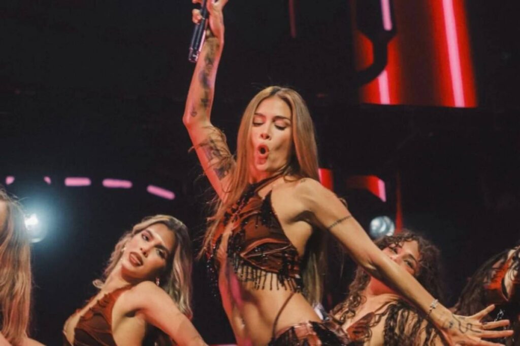Greeicy en Venezuela: la cantante colombiana Greeicy actúa en vivo con micrófono en mano junto a sus bailarinas